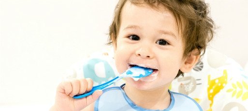 Крепки кости и зубки: чем кормить ребенка до 4 лет