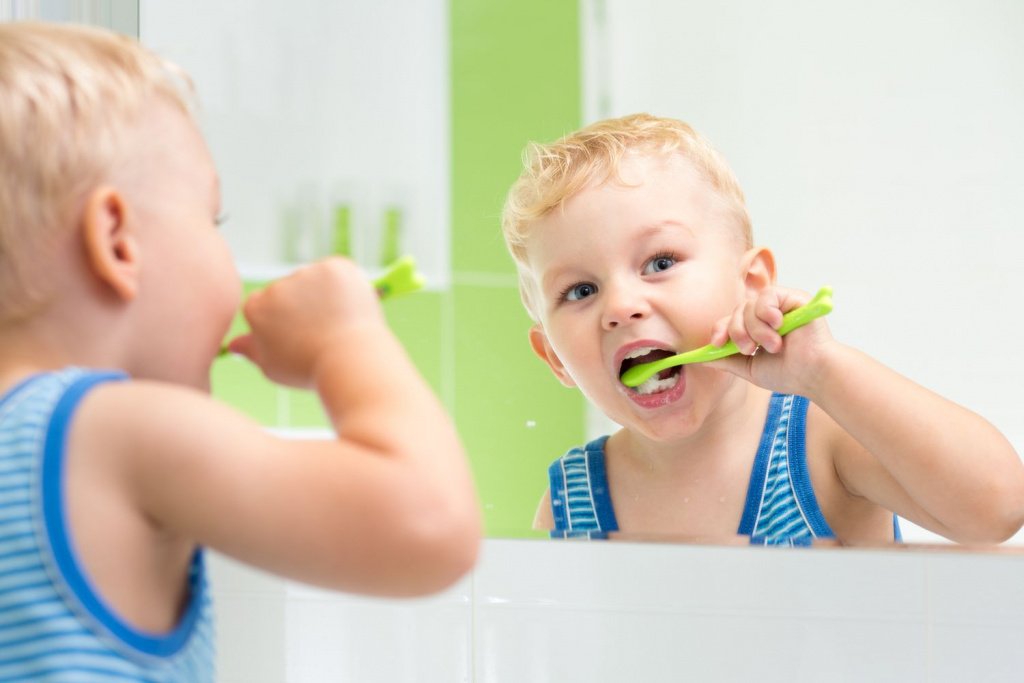 мальчик чистит зубы