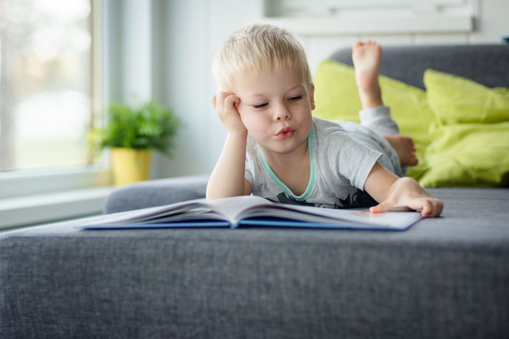мальчик трех лет читает
