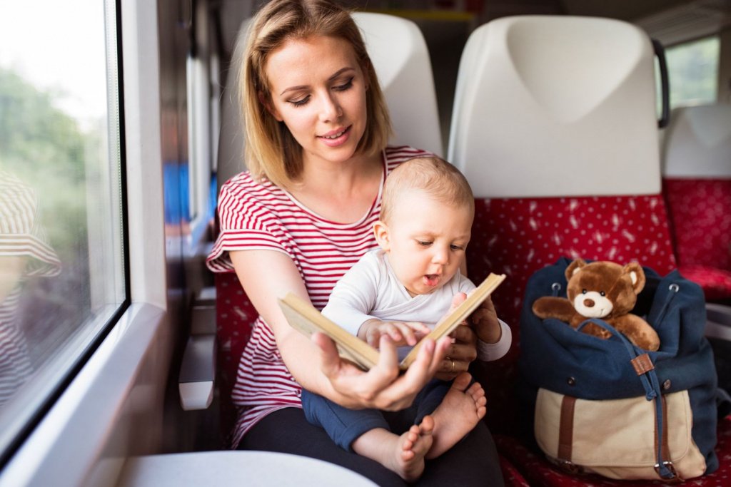 мама читает ребенку сказку в поезде