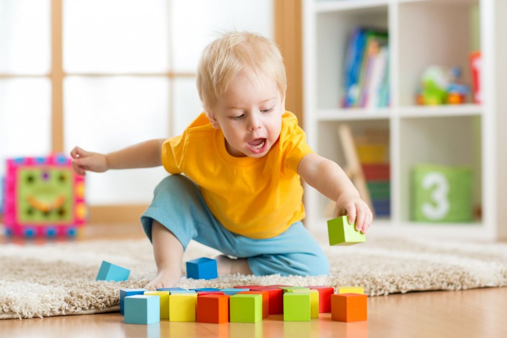 ребенок играет в кубики