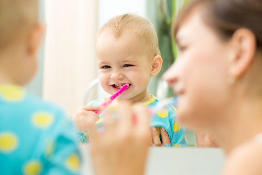мама чистит с дочкой зубы