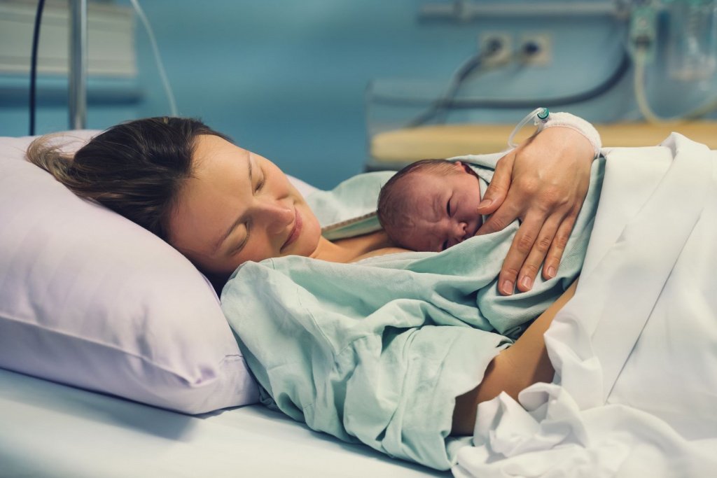 мама с новорожденным сразу после родов
